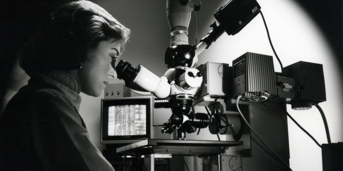 vintage-tech-microscope-widescreen vintage-tech-microscope-widescreen